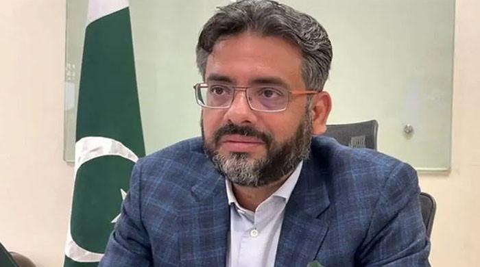 پی ٹی آئی دور میں تیل 120 ڈالر پرگیا تو حکومت نے 24 روپے لیٹر ایڈجسٹمنٹ دی تھی، وزیر خزانہ کےپی