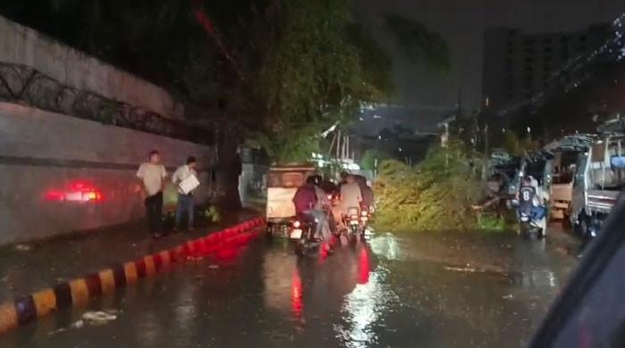 کراچی میں تیز آندھی کے ساتھ بارش، مختلف حادثات میں8 افراد جاں بحق اور  متعدد زخمی ہوگئے