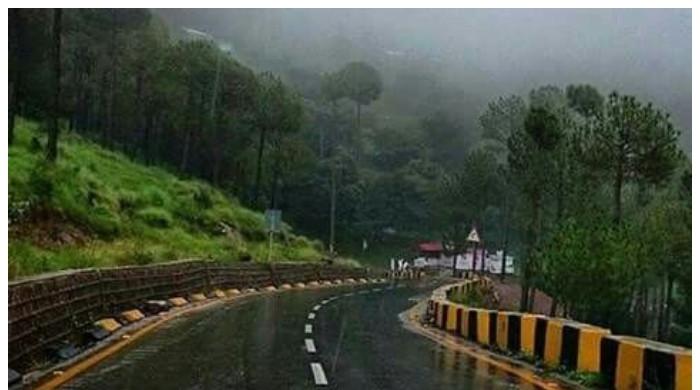 ژالہ باری اور بارش سے سڑکیں پھسلن کا شکار ہیں، شہری و سیاح غیرضروری سفر سے اجتناب کریں: ڈی پی او مری