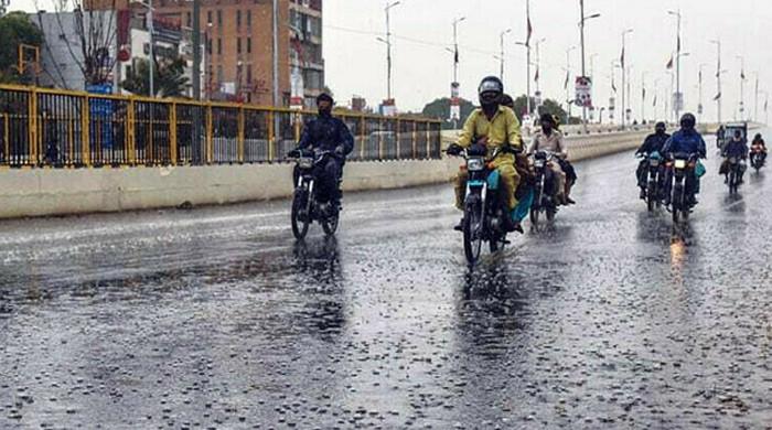  کراچی کے مختلف علاقوں میں صبح سویرے گرج چمک کیساتھ بارش