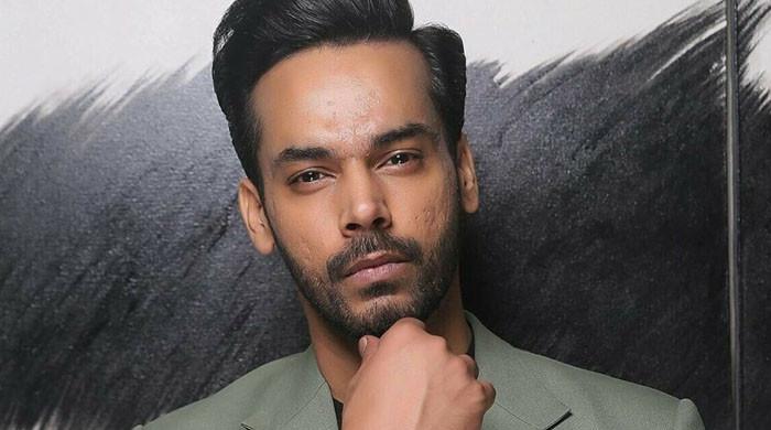 طواف کے دوران ویڈیو نہ بنائیں: اداکار گوہر رشید کی مداحوں سے اپیل