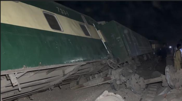 لودھراں میں  تیزگام ایکسپریس کی 4 بوگیاں پٹری سے اتر گئیں، 25 افراد زخمی