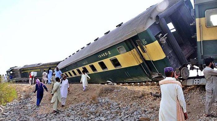 لودھراں: تیزگام ٹرین حادثے کے 11 گھنٹے سے زائد گزرنے کے باوجود ٹریک بحال نہ کیے جاسکے