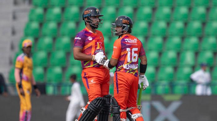 پی ایس ایل: پنڈیز  کی زلمی کیخلاف بیٹنگ جاری، دو وکٹیں گر گئیں