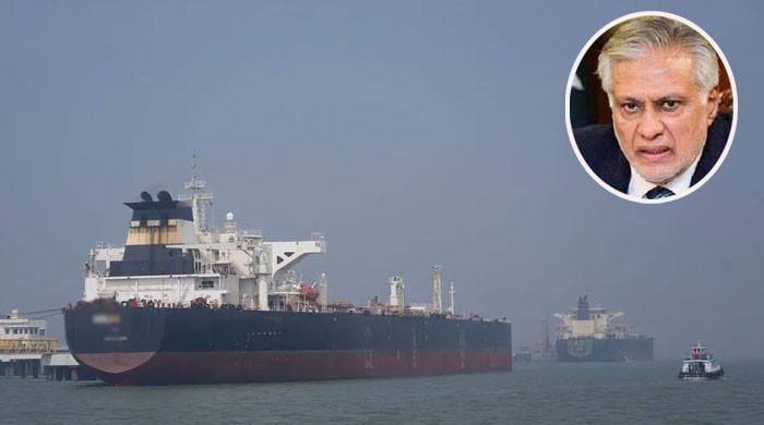 آبنائے ہرمز سے پاکستانی پرچم بردار مزید20 جہازوں کوگزرنےکی اجازت مل گئی، یہ امن کیجانب اہم قدم ہے: اسحاق ڈار