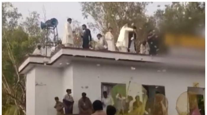 سیالکوٹ: بارات میں 1 گھنٹے تک ڈالرز کی برسات، شہری لوٹنے کیلئے جال لے آئے، ویڈیو وائرل