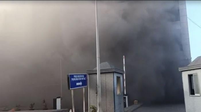 کراچی: کلفٹن میں سپراسٹور میں لگی آگ پر 9 گھنٹے بعد بھی قابو نہ پایا جاسکا