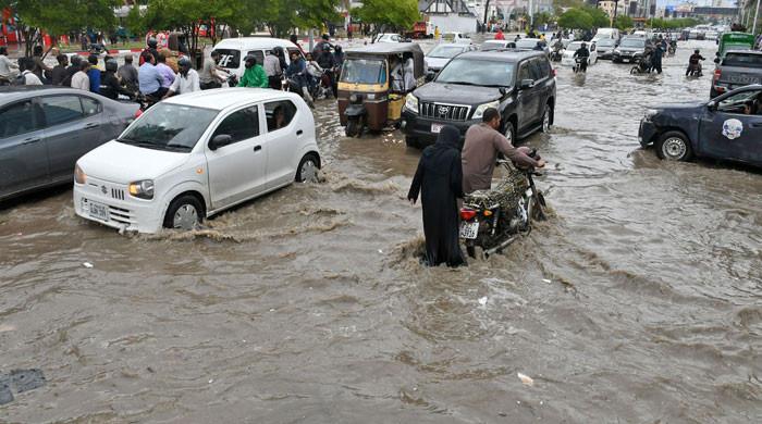 کراچی میں موسلادھار بارش، مختلف حادثات میں 6 افراد جاں بحق ہوگئے