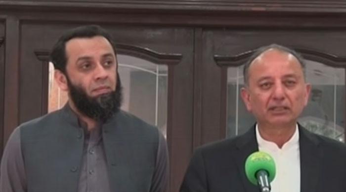 ملک میں تیل کی قلت نہیں، پڑوسی ملک میں پیٹرول کیلئے قطاریں لگی ہیں: عطا تارڑ