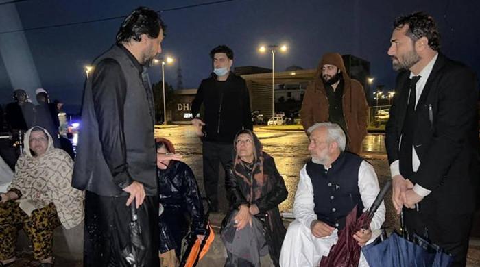 میرا بھائی جیل میں ہے، آپ اسپیکر سے ملتے،کیک کاٹتے ہیں: عمران خان کی بہنوں کی شاہد خٹک اور عارف مبین کی سرزنش