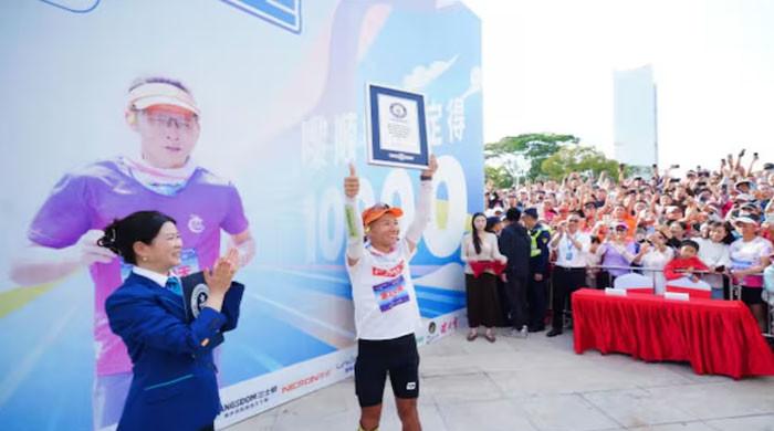 چینی شہری نے 100 دن تک 100 کلو میٹر دوڑ کر عالمی ریکارڈ اپنے نام کرلیا