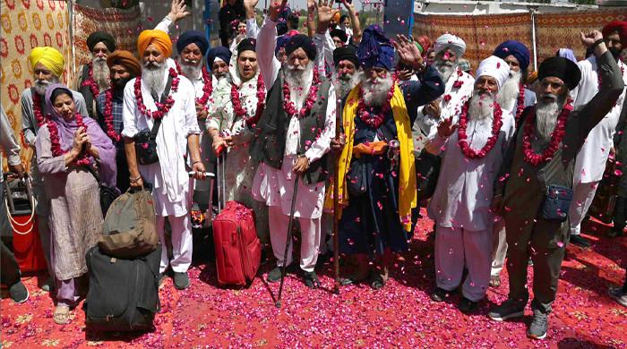 بیساکھی میلے میں شرکت کیلئے 2700 سے زائد بھارتی سکھ یاتری واہگہ کے راستے پاکستان پہنچ گئے