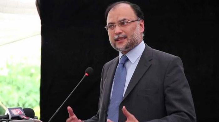 بھارت کو حسدکرنےکے بجائے شکرگزار ہونا چاہیے، پاکستان نے بھارت سمیت دنیا کو تباہی سے بچالیا: احسن اقبال