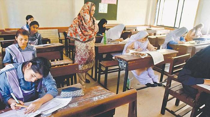 نویں، دسویں امتحانات: امتحانی مرکز پر طالبات کے برقعے  نہیں اتروائے جائیں: چیئرمین میٹرک بورڈ کراچی