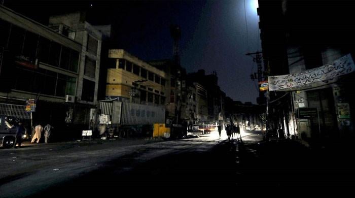 پاور ڈویژن کا پیک آورز میں روزانہ سوا 2 گھنٹے بجلی کی لوڈشیڈنگ کا اعلان