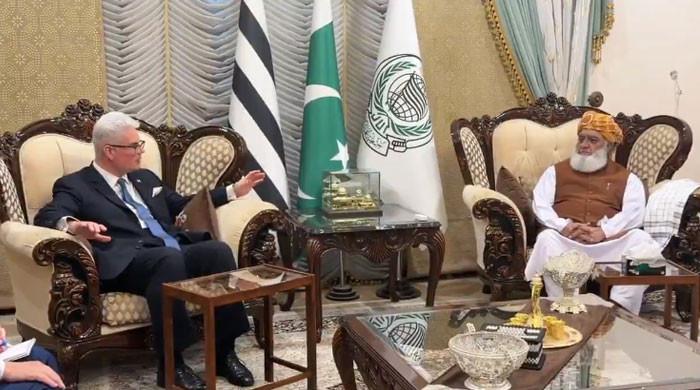 امریکی سفارتخانےکے ڈپٹی چیف آف مشن کی مولانا فضل الرحمان کی رہائشگاہ آمد، امریکا ایران مذاکرات پر تبادلہ خیال