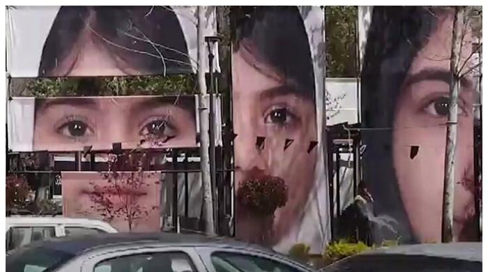 تہران: اسکول پر امریکی حملے میں شہید بچیوں کی تصاویر تجریش اسکوائر پر آویزاں