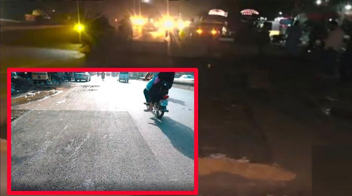 کراچی: انتظامیہ کی پھرتیاں، ناظم آباد میں 2 بہنوں کی  موت کے بعد راتوں رات گڑھا بھر کر سڑک بنادی