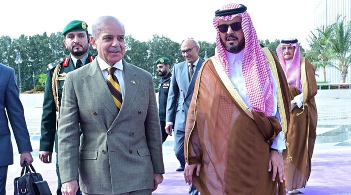 وزیراعظم اعلیٰ سطح کے وفد کے ہمراہ اہم دورے پر  سعودی عرب پہنچ گئے