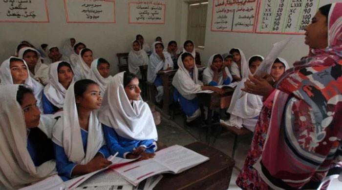 سندھ: اسکولوں میں حاضری بہتر کرنے کیلئے طلبہ کو شناختی نمبردینے اور ایپ استعمال کرانے کا فیصلہ