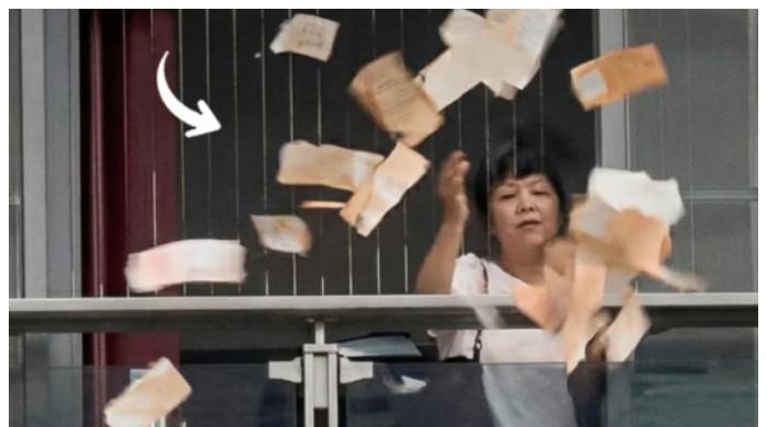 شوہر سے لڑائی کے بعد بیوی نے گھر کی کھڑکی سے نوٹ لٹادیے، ویڈیو وائرل