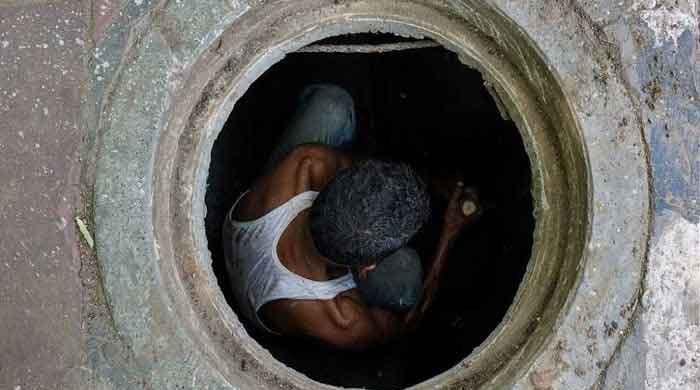 کراچی میں 3 مزدور گٹر کی صفائی کے دوران دم گھٹنے سے ہلاک