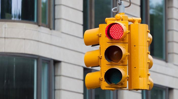 کراچی میں ٹریفک سگنلز کو بین القوامی طرز پر منتقل کرنے کا فیصلہ