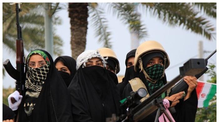 ایرانی عوام کے حکومت کے حق میں مظاہرے، اسلحہ بردار خواتین بھی سامنے آگئیں
