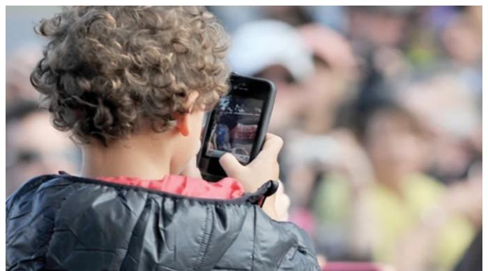 برطانیہ کا اسکولوں میں اسمارٹ فونز پر باقاعدہ پابندی لگانے کا فیصلہ