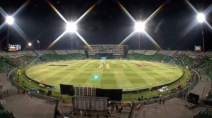 لاہور ہائیکورٹ: پی ایس ایل میچز فلڈ لائٹس میں کرانے پر پی سی بی کو جواب جمع کرانے کی ہدایت