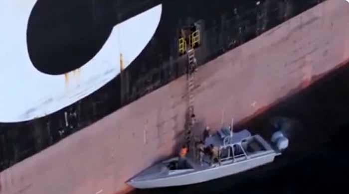 ایران نے آبنائے ہرمز میں 2 بحری جہازوں پر قبضہ کرنےکی ویڈیو جاری کردی