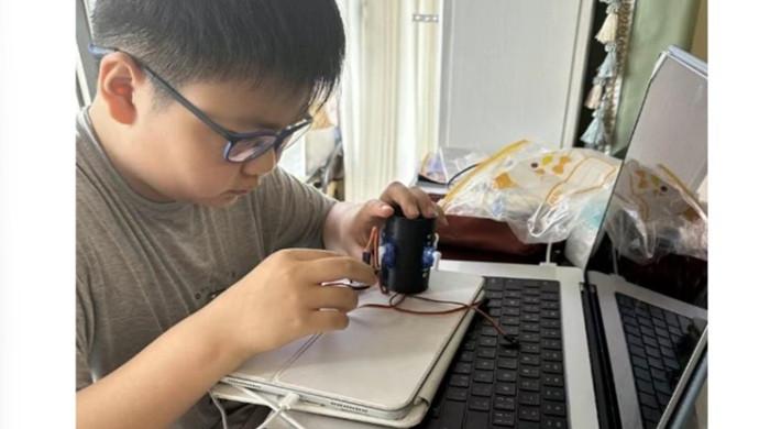 وہ بچہ جس نے 14 سال کی عمر میں اپنے ہاتھ سے طیارے کا فعال انجن تیار کرلیا