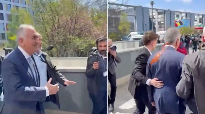 ایران کے جلاوطن رہنما رضا پہلوی پر برلن میں نامعلوم شخص نے کیچپ پھینک دیا