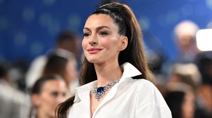 ہالی وڈ اداکارہ این ہیتھوے کو مداح کی جانب سے قرآن پاک کا تحفہ دینے کی ویڈیو وائرل