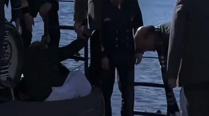 بھارتی وزیر دفاع جرمنی میں آبدوز کے اندر جاتے ہوئے پھنس گئے، ویڈیو وائرل