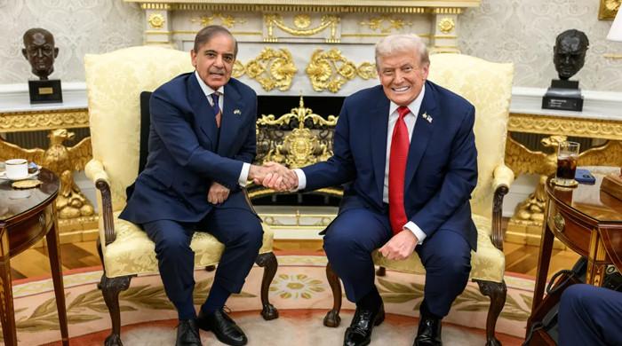 واشنگٹن میں عشائیے میں فائرنگ کے واقعے سے صدمہ ہوا، جان کر خوشی ہوئی صدر  ٹرمپ،خاتونِ اول خیریت سے ہیں: وزیر اعظم 