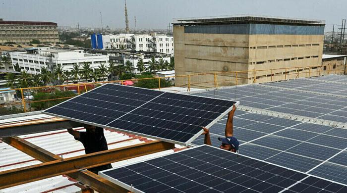 پاور ڈویژن کا 25 کلوواٹ تک سولرصارفین کیلئے فیس ختم اور لائسنس کی ضرورت نہ ہونےپر نظرثانی مطالبہ