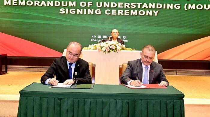 پاکستان اور چین کے درمیان کراچی کیلئے سمندری پانی کو قابلِ استعمال بنانے سمیت 3 ایم اویوز پر دستخط