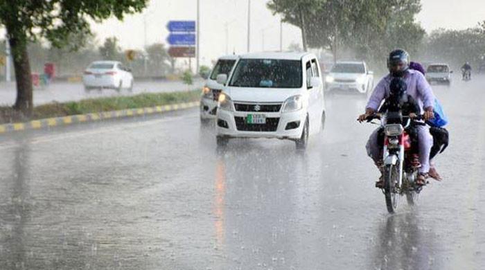 لاہور سمیت ملک کے مختلف شہروں میں کہیں ہلکی اور کہیں تیز بارش، نشیبی علاقے زیرآب