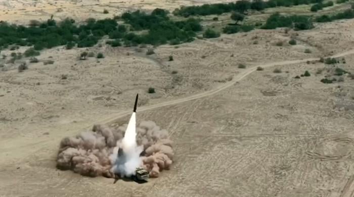 آرمی راکٹ فورس کمانڈ کا مقامی طور پر تیار کردہ فتح II میزائل کا کامیاب تجربہ