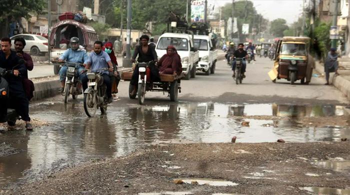 ٹوٹی سڑکیں، دھول مٹی اور تجاوزات کی بھرمار، کراچی کے شہری دہرے عذاب میں مبتلا