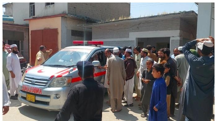 نوشہرہ: باڑ لگانے کا تنازع خونریز تصادم میں تبدیل، 2 گروہوں میں فائرنگ سے 7 افراد جاں بحق