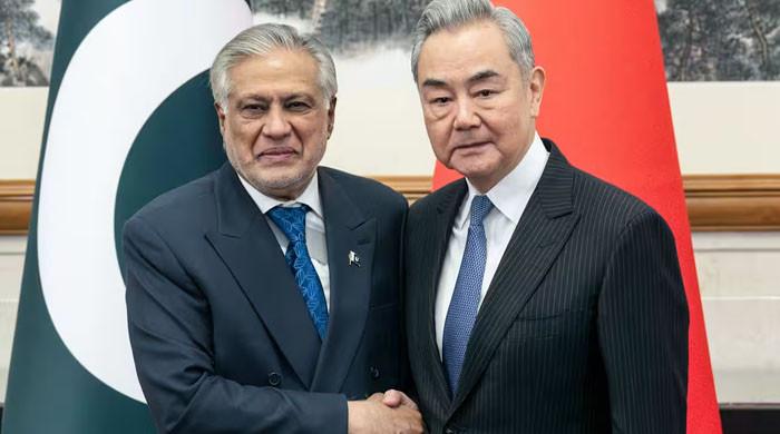 اسحاق ڈار کا چینی وزیرخارجہ سے رابطہ، دونوں رہنماؤں کا آبنائے ہرمز میں بحری آمدورفت یقینی بنانےکی اہمیت پر زور
