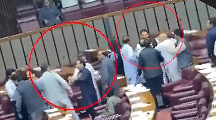قومی اسمبلی میں پی ٹی آئی کے ارکان اقبال آفریدی اور جنید اکبر آپس میں لڑ پڑے