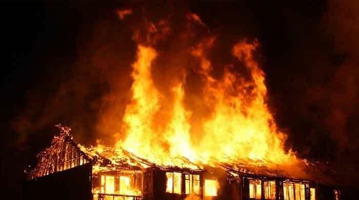 جیکب آباد میں پسند کی شادی پر پورے گاؤں کو سزا، مسلح افراد نے درجنوں گھروں کو آگ لگا دی
