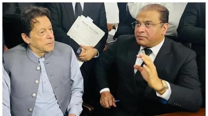 عمران خان کے وکیل بیرسٹر سلمان صفدر بھی آنکھ کی بیماری کا شکار ہوگئے