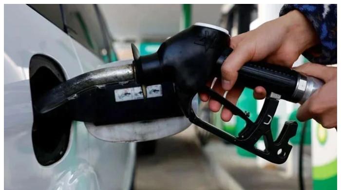 ایک ماہ کے دوران پیٹرول اور ہائی اسپیڈ ڈیزل کی قیمتوں میں 3 بار اضافہ، 2 مرتبہ کمی