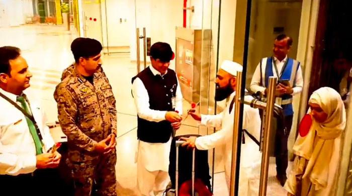 حجاج کرام کی وطن واپسی کا عمل شروع ، پہلی حج پرواز 114حجاج کو لیکر  اسلام آبادپہنچ گئی