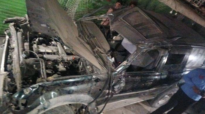 اسلام آباد: تیز رفتار کار 2 گاڑیوں اور کئی موٹر سائیکلوں سے ٹکرا گئی، 4 افراد جاں بحق