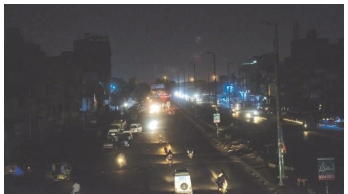 کراچی میں بجلی کی طویل غیر اعلانیہ لوڈشیڈنگ سے شہری اذیت کا شکار